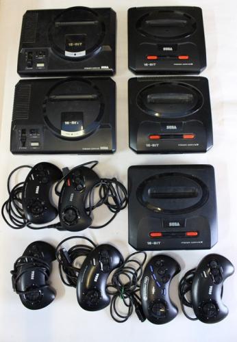 Sega: A collection of assorted Sega Dreamcast items to include: an 