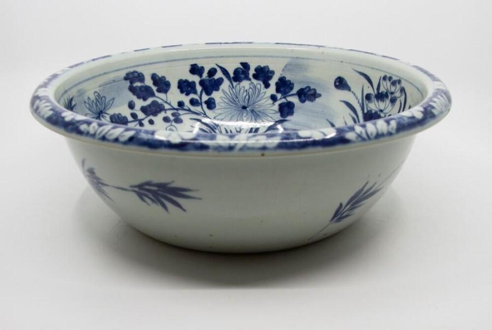 A Chinese blue and white export porcelain basin, Qing Dynasty, 19th ...