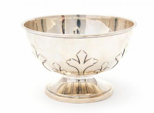 An Arts & Crafts silver circular rose bowl, plain body chased with stylised trefoil strapwork above plain foot, by James Deakin & Sons, Sheffield, 1918, 7.21 ozt (224.4 grams), 17cm diam