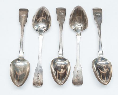 A set of five George III silver Fiddle pattern table spoons, each handle engraved with a crest (en suite with the previous lot) by Robert Rutland, London, 1815, 1259 zt (391.5 grams)