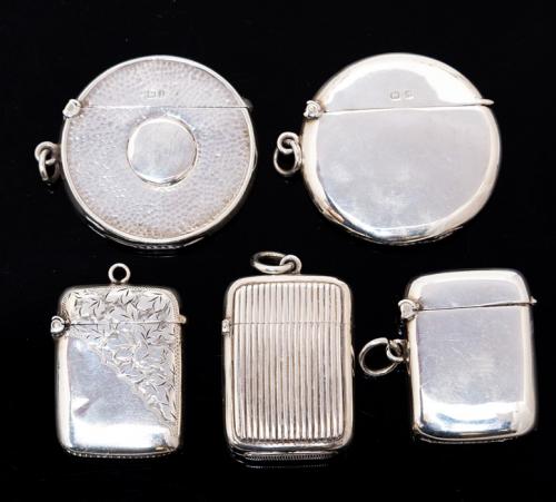 Five various shaped silver vesta cases, two circular one with mottled decoration Walker & Hall, Birmingham, 1910, the other Cornelius Desormeaux Saunders & James Francis Hollings, Birmingham, 1909; three oblong shaped 1 x Chester, 1885; 1 x Birmingham, 1913; and 1 x AGG, 1903 2.67ozt (5)