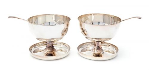 A pair of Edwardian style EPNS grapefruit dishes and matching spoons (4)