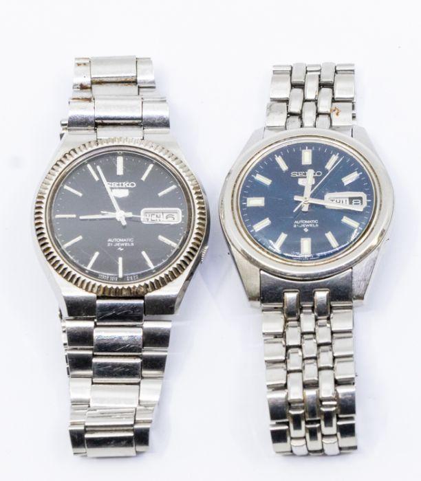 Two gents Seiko automatic steel cased wristwatches, comprising one with a  blue dial, batpon markers with luminous inserts, day/date aperture at 3,  case approx 35mm, the other with a black dial, baton