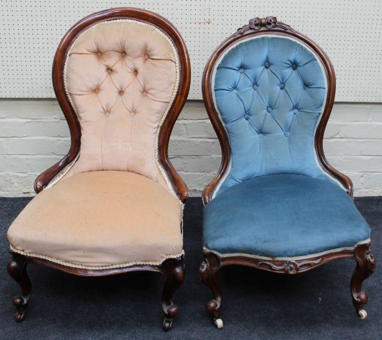 A Victorian walnut framed spoon back salon nursing chair with peach button  upholstery, together with another similar chair (2)