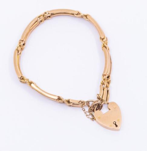 Star Lot : A pretty nine carat gold (375) three bar gate bracelet