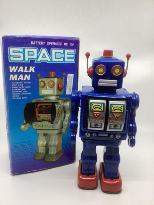 Vintage Boxed Battery operated Tinplate Space Walk Man Robot Toy c