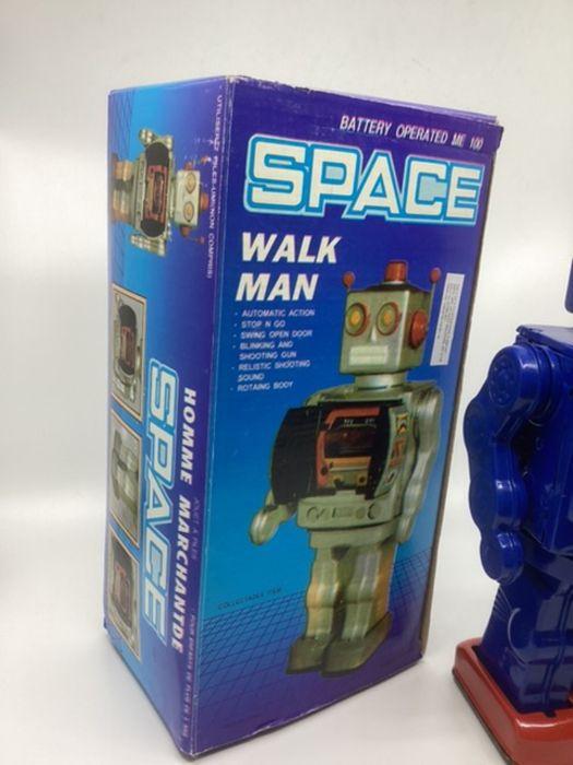 Vintage Boxed Battery operated Tinplate Space Walk Man Robot Toy c