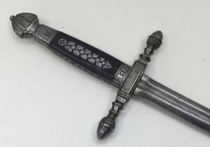 A fine quality 18th / 19th century Papal Chamberlain’s sword, with likely earlier 17th century blade.
 All steel construction with inlaid horn grip.
 Square section cross guard with acorn finials, chased floral decoration to the handle, and a fluted pomme - 6