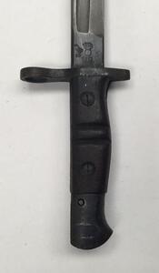 An American P1914 bayonet, with makers mark for Remington and 1917 date at the ricasso.
 Wooden slab grips with usual double grooves to each side.
 Blued pommel, cross guard and ricasso area.
 Single edged blade with fuller to both sides.
 Black leather s - 3