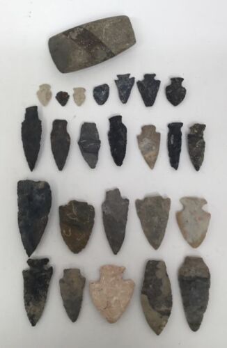 A collection of 24 ancient Native American flint arrow heads, spear heads, and an axe head.
 Various sizes and shapes.
 Notes: all of the examples were excavated in Dakota, USA, by a relative of the vendor.
 The axe head measures approximately 9.5cm x 4.8