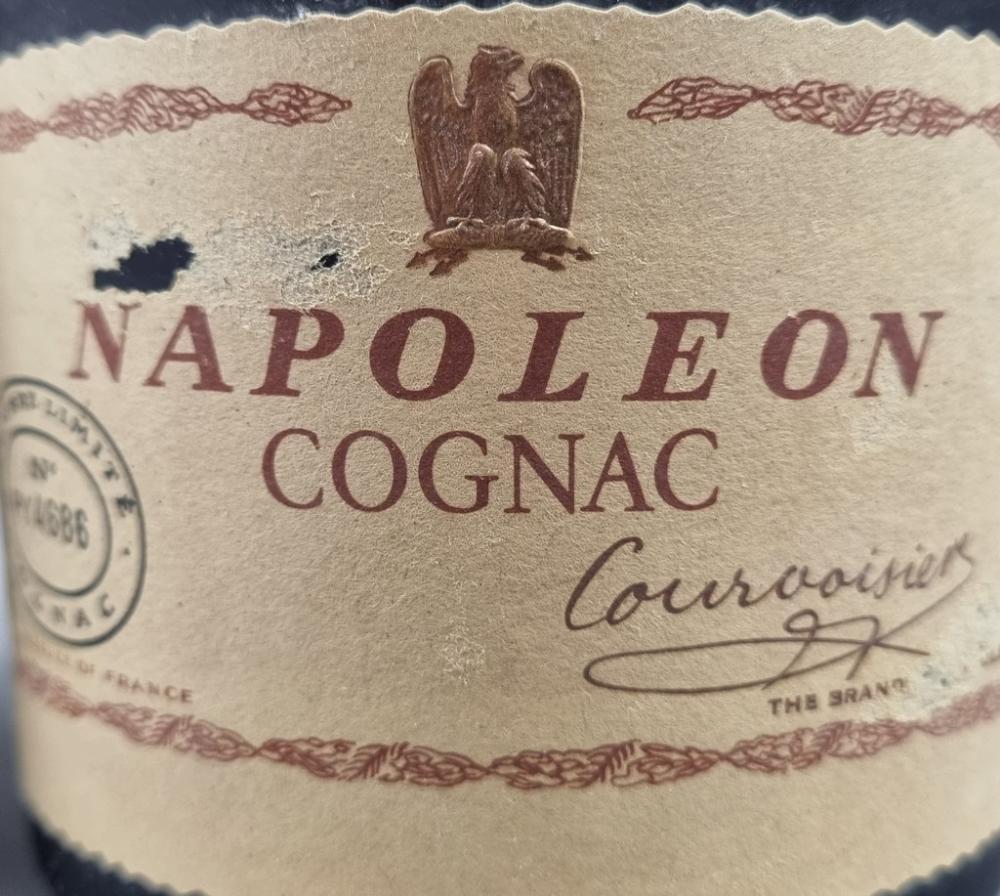 Courvoisier Napoleon Cognac 木箱入り Napoleon Courvoisier Old Liquer Cognac | The Crafty Vendor