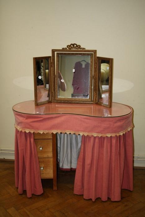 A vintage upholstered kidney shaped dressing table, 107cm A vintage upholstered kidney shaped dressing table, 107cm